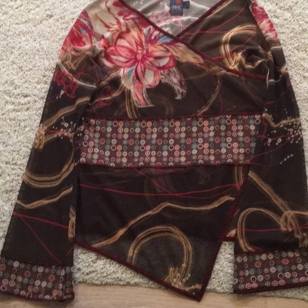 Bell sleeve V neck top, with band at midriff